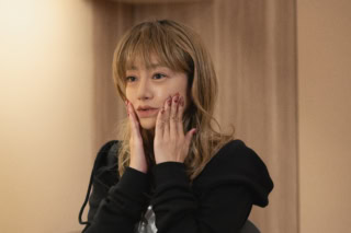 安達佑実さん演じる板井佐緒里は、美容整形を何度も繰り返していて……!