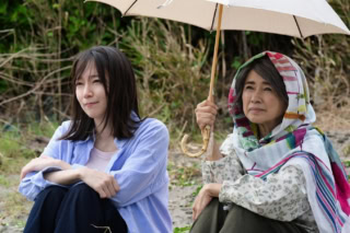 私がちょっとシーンで迷っていたときにご相談したんですが、「里帆ちゃんはどう思うの?」とまずは聞かれたんです。それで私は自分が考えていることをお話したんですが、「それでいいじゃない」と。私は性格上、自分で導き出した答えが正しいかどうか迷ってしまって、人の意見を取り入れようとするくせがあるんです。が、風吹さんは「あなたがそうしたならそれで大丈夫」とそっと後押ししてくれる方で。こういうふうになりたい、と心から思ってしまいました。