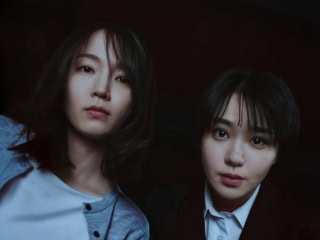 主演の吉岡里帆さんと奈緒さん。
