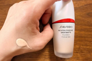 大人気のファンデーション。美容液のようなみずみずしさで肌を包み込み、生命感あふれるツヤ肌へ導く。エッセンス スキングロウ ファンデーション 30mL ¥7,590(SHISEIDO)