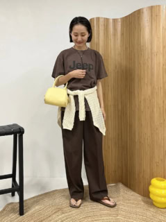 Tシャツ×スラックスのカジュアルスタイルはブラウンをチョイスすることでシックな秋色スタイルに。腰に巻いたニットやイエローのバッグで軽やかな抜け感を。