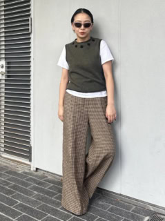 爽やかな白Tはニットベストを重ねばグッと大人ムードな着こなしが完成。パンツやサングラスなども全体のトーンを合わせてより一層秋らしさUP。