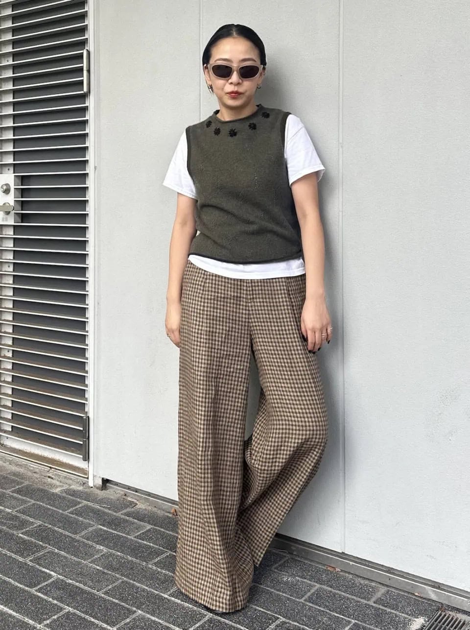 爽やかな白Tはニットベストを重ねばグッと大人ムードな着こなしが完成。パンツやサングラスなども全体のトーンを合わせてより一層秋らしさUP。