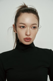 タートルネックトップス¥24,200（ホリデイ）、イヤーカフ¥26,400（stlll／ロードス）