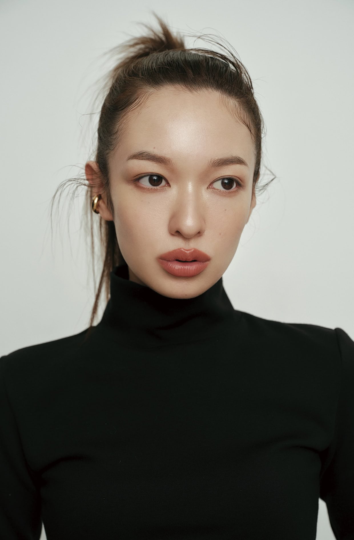 タートルネックトップス¥24,200（ホリデイ）、イヤーカフ¥26,400（stlll／ロードス）