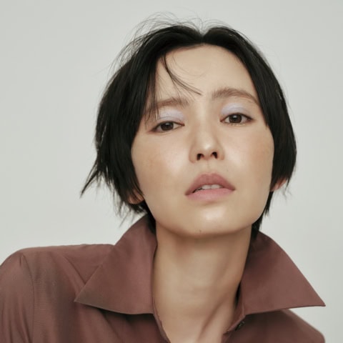 【平成の流行がカムバ⁉】秋冬服にあえての「アイスブルーのアイメイク」が再度バズる予感です!