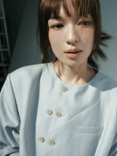 ジャケット¥74,800(アオイワナカ)、ピアス¥57,200(CAKI/ロードス)