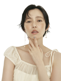 トップス¥7,997(マウジー/バロックジャパンリミテッド)、イヤリング¥8,500(COS/COS 青山店)、インナーはスタイリスト私物