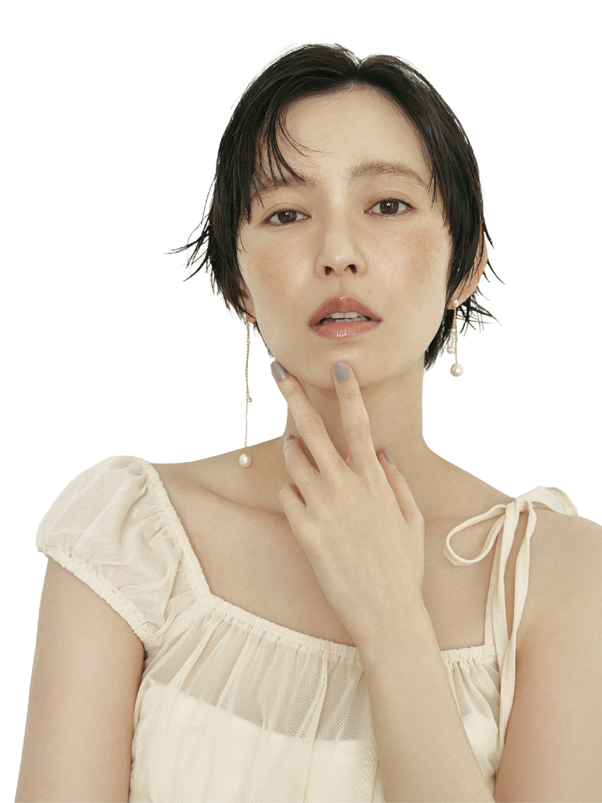 トップス¥7,997（マウジー／バロックジャパンリミテッド）、イヤリング¥8,500（COS／COS 青山店）、インナーはスタイリスト私物
