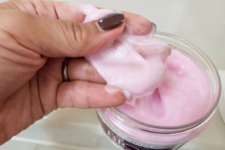 甘く華やかなフローラル系の香り。ダメージ毛を芯から補修し、指通りなめらかなツヤ髪へ導いてくれます。アドバンスド クリニカルズ ビオチン ヘアマスク 340g ¥1,680円 ※編集部調べ