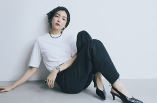 Tシャツ¥52,800(マディソンブルー)、デニムパンツ¥30,800(ヤヌーク/カイタックインターナショナル)、スカーフ¥7,700(プランクプロジェクト/プランクプロジェクト 青山店)、シューズ¥41,800(ブロッサム)