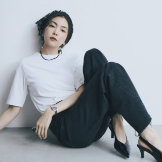 40代、あえて【ブラックジュエリー】をブラックデニムに合わせてモノトーンにキメるのが素敵！