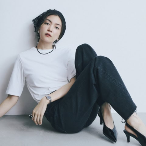 40代、あえて【ブラックジュエリー】をブラックデニムに合わせてモノトーンにキメるのが素敵！