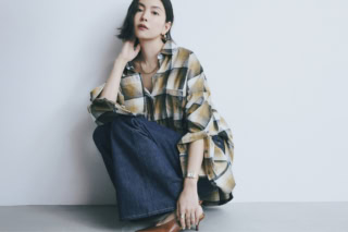 トップス¥39,000(ホワイトサンド/ティースクエア プレスルーム)、デニムパンツ¥59,400(マディソンブルー)、シューズ¥69,300(ペリーコ/アマン)