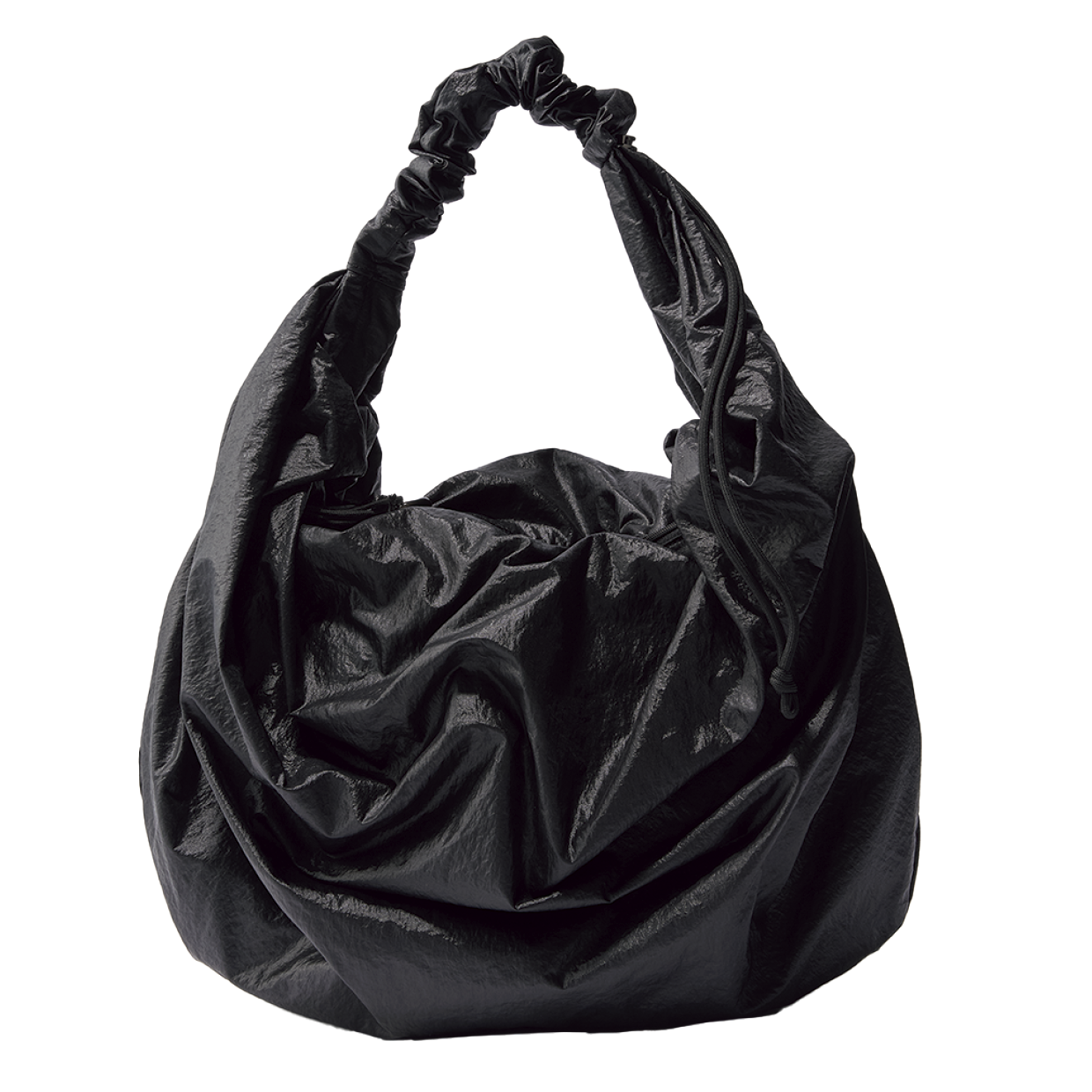 光沢のあるナイロンが都会的。ストラップの長さを調整できるドローコード付き。［H31×W40cm］¥18,700（アコック／ジャック・オブ・オール・トレーズ プレスルーム）