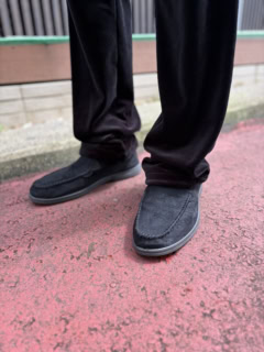 作業服などを売っている、偶然入ったパリのお店で見つけたというシューズ（なんと12ユーロで購入したとか！ ）。旅中にはいて気に入った河野さんは4足もまとめ買いしたそう！