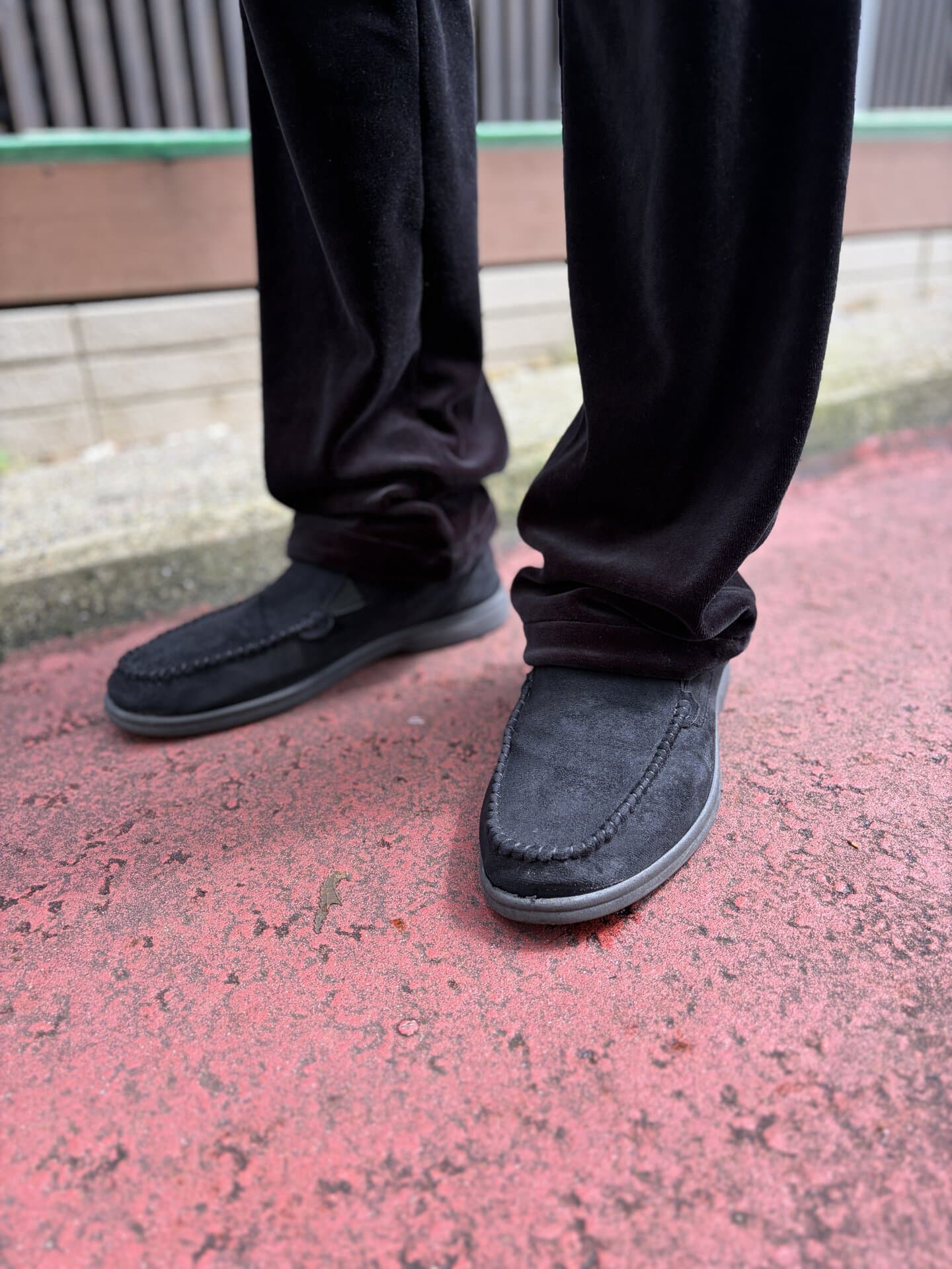 作業服などを売っている、偶然入ったパリのお店で見つけたというシューズ（なんと12ユーロで購入したとか！ ）。旅中にはいて気に入った河野さんは4足もまとめ買いしたそう！