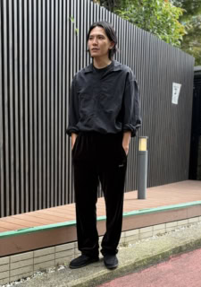 アンデコレイテッドのシャツとTシャツ、アンデコレイテッド×プーマのパンツ、パリで購入したノーブランドのシューズは河野さん私物