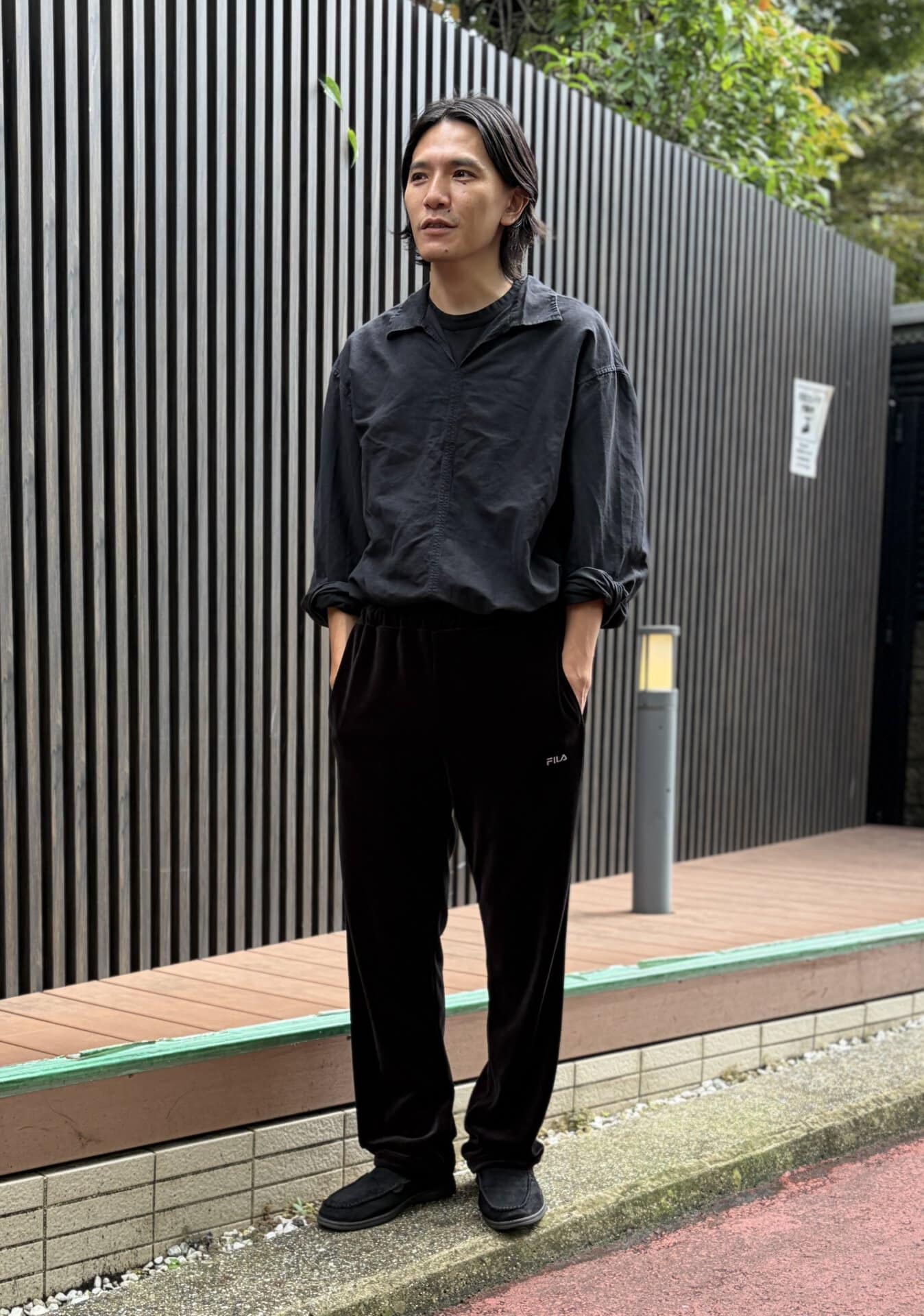 アンデコレイテッドのシャツとTシャツ、アンデコレイテッド×プーマのパンツ、パリで購入したノーブランドのシューズは河野さん私物
