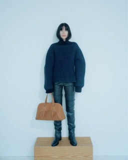 バッグ〈サック・ドゥ・ジュール〉［H23×W39×D18㎝］¥1,518,000、バッグ〈クルー・ド・フォルジュ〉［H15.5×W21.5×D8.5㎝］¥2,035,000、ニット¥640,200、パンツ¥2,101,000※共に参考価格、ブーツ※参考色¥647,900（全てエルメス／エルメスジャポン）courtesy of HERMÈS