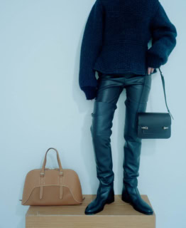 バッグ〈サック・ドゥ・ジュール〉［H23×W39×D18㎝］¥1,518,000、バッグ〈クルー・ド・フォルジュ〉［H15.5×W21.5×D8.5㎝］¥2,035,000、ニット¥640,200、パンツ¥2,101,000※共に参考価格、ブーツ※参考色¥647,900（全てエルメス／エルメスジャポン）courtesy of HERMÈS