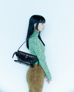 バッグ〈ウィスカー スモール〉［H19×W26×D9㎝］¥487,300、トップス¥200,200、パンツ¥1,028,500※全て予定価格、リング¥126,500（全てロエベ／ロエベ ジャパン クライアントサービス）