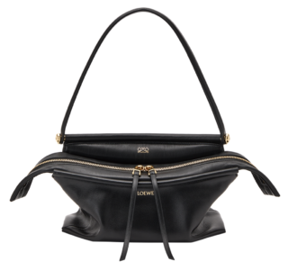 バッグ〈ウィスカー スモール〉［H19×W26×D9㎝］¥487,300（ロエベ／ロエベ ジャパン クライアントサービス）