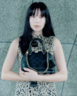 バッグ〈アルマ BB〉［H17.5×W23.5×D11.5㎝］¥513,700、ドレス¥929,500、リング¥77,000（全てルイ・ヴィトン／ルイ・ヴィトン クライアントサービス）courtesy of Louis Vuitton