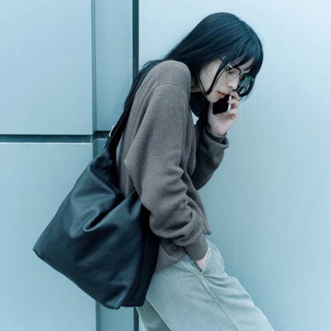 「用の美」の極致。サッと肩に掛けるだけで洒落る【ザ・ロウ】新作バッグ「ジーン ショルダー」