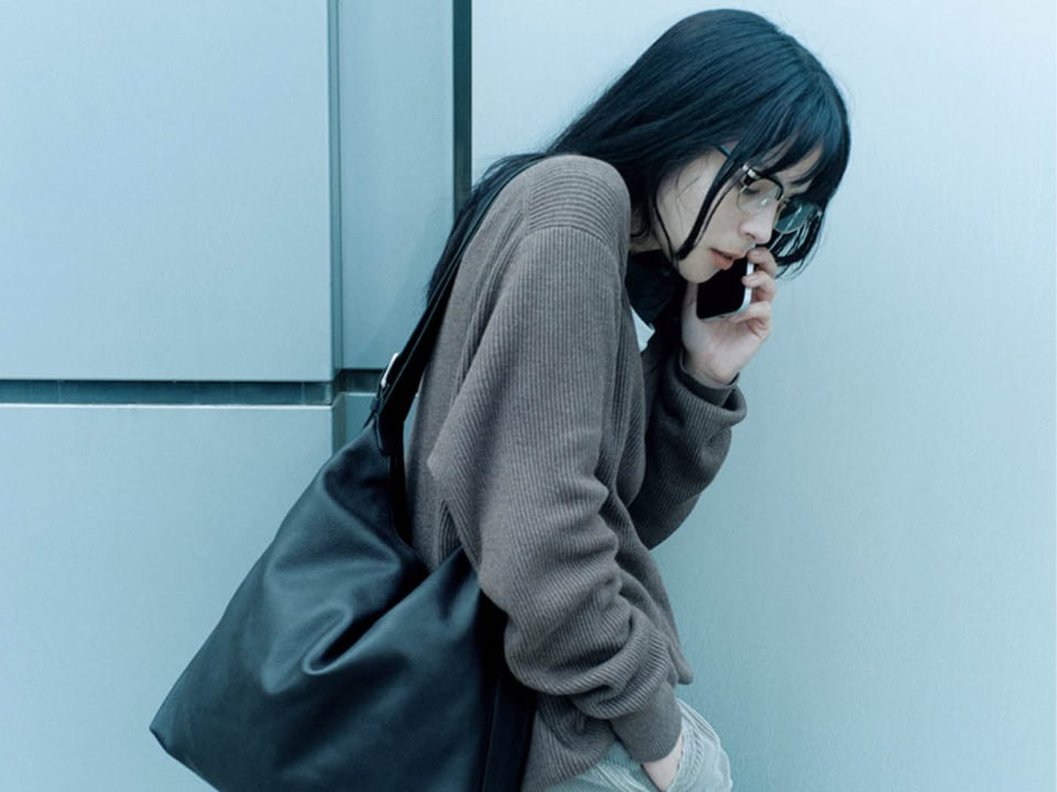 「用の美」の極致。サッと肩に掛けるだけで洒落る【ザ・ロウ】新作バッグ「ジーン ショルダー」
