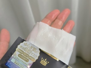 開けてみると……美容乳液がたっぷりでかなりひたひた! とはいえ美容乳液のテクスチャーが程よく、液ダレはギリギリしないくらいの絶妙な浸り度。