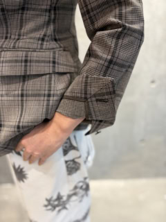 袖口を折り返すと千鳥格子がお目見え。このテクニックを取り入れると、ジャケットスタイルのこなれ感をグッとアップできるんです