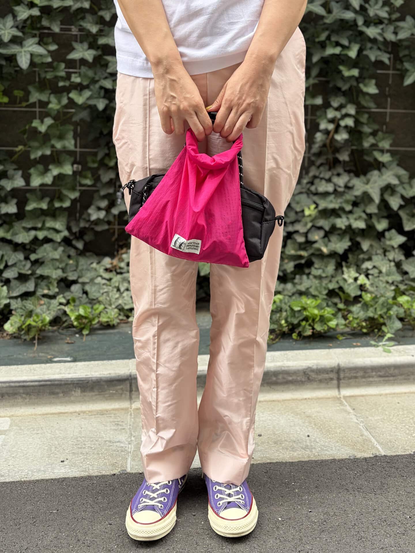 大のミニバッグ好きとしては、このポーチのサイズ感にも惚れました。せっかくなので付録のバッグと合わせてみましたが、相性がバツグンによかったです。この持ち方、しばらくハマりそう!