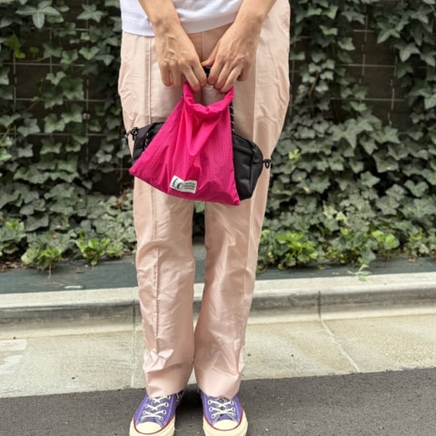 ロゴも色も可愛い!カジュアル派の40代が自腹買いした【マーモット】ポーチとキャップで夏のマンネリコーデが激変!