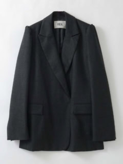 ダブルジャケットらしいクラシックさもあり、今っぽさもあり。唯一無二のジャケットです。