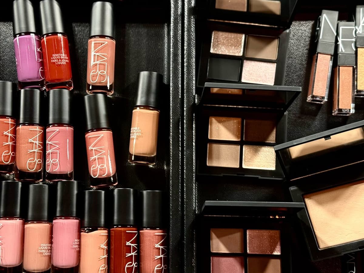 他のカラーもさすがNARS。旬のしゃれ顔になれるアイテムばかりです