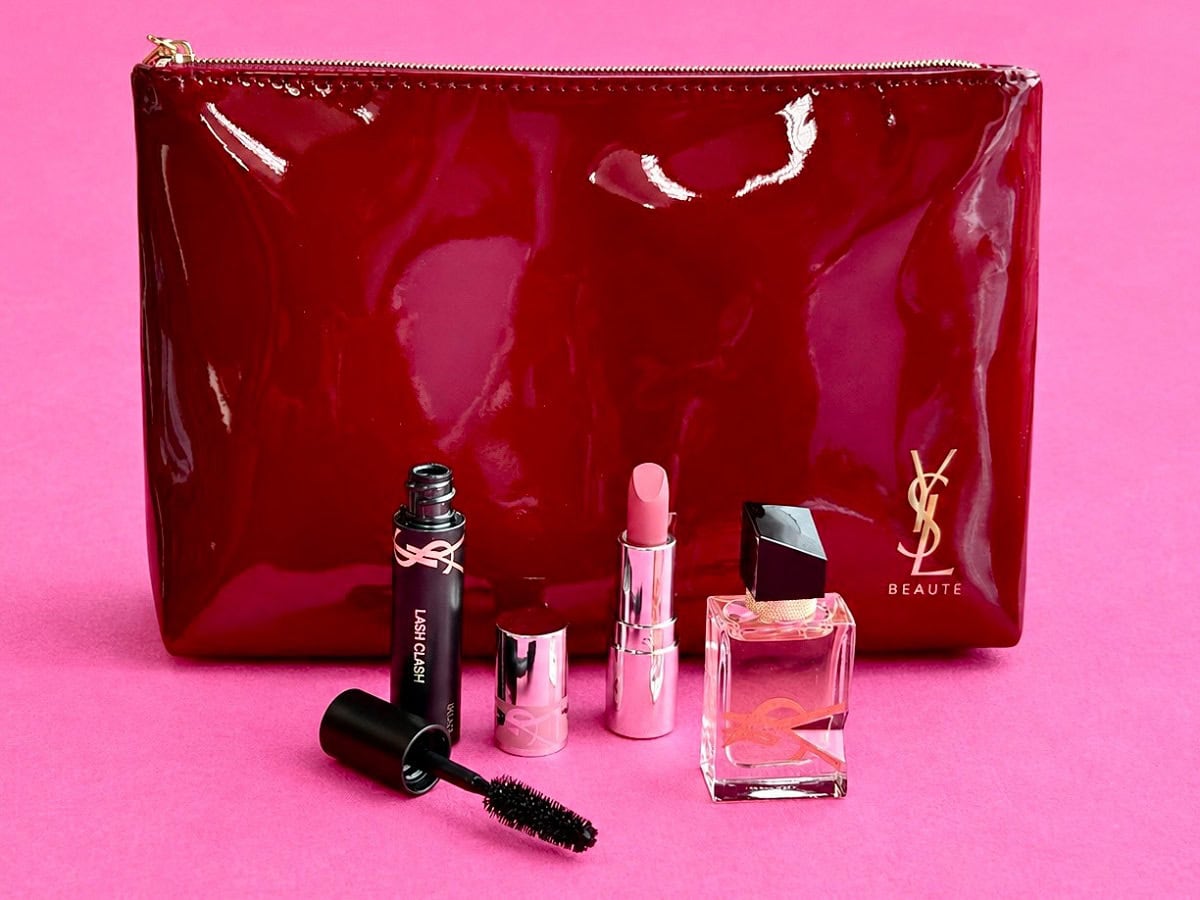やっぱり安定の可愛さのYSL。何気にこのミニサイズって持ち歩きにもぴったりで重宝するんですよねー YSL ノエル ギフトセット ¥10,450（イヴ・サンローラン・ボーテ）※11月13日数量限定発売、11月6日 全国予約開始、11月4日公式オンラインブティック・表参道フラッグシップ ブティック・伊勢丹新宿店 数量限定先行発売