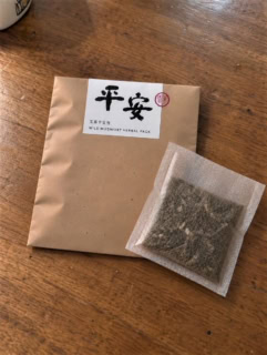 車やクローゼット玄関などにおいて、サシェとして使ってとしても。入浴剤「艾草樂活淨身鹽單入」 NT$150(約¥730)