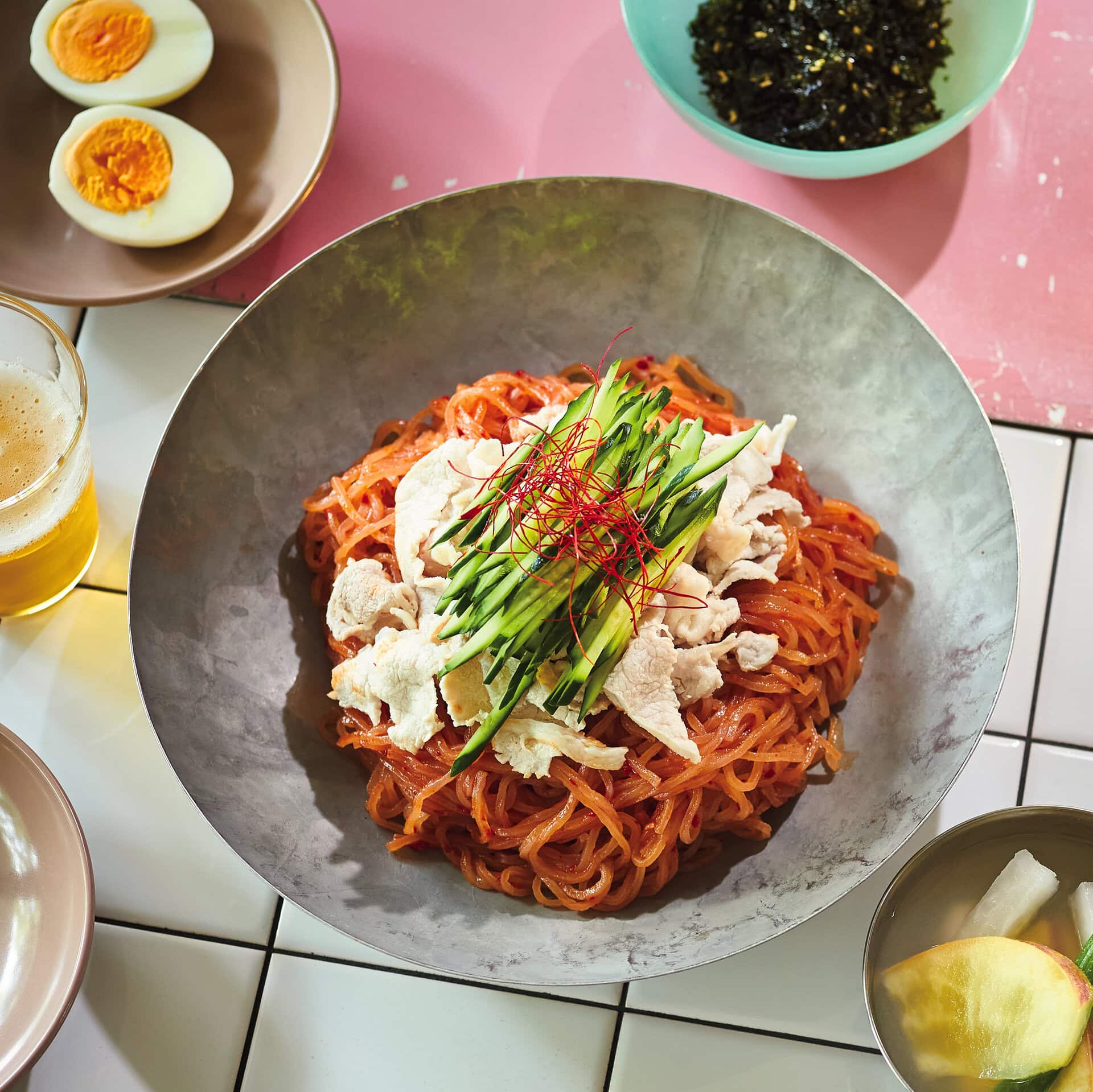 コチュジャンや酢で調味した、旨辛和え麺がクセになる！豚肉は火を止めた湯で加熱すると、しっとり柔らかな口当たりに。
