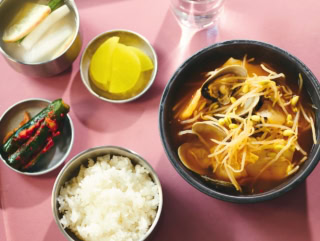 相性抜群の子大豆もやしとあさりを入れた、王道チゲをおうちで楽しむ♡ 時間があれば、もやしのひげ根を除くことで、ワンランク上の味へ。