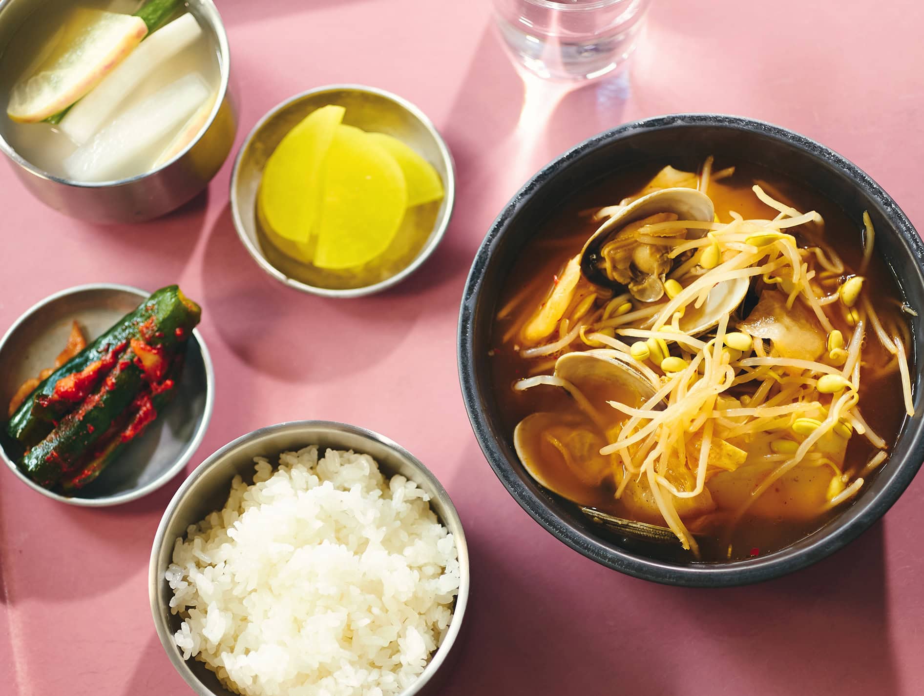 相性抜群の子大豆もやしとあさりを入れた、王道チゲをおうちで楽しむ♡ 時間があれば、もやしのひげ根を除くことで、ワンランク上の味へ。