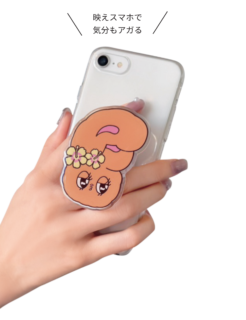 顔ドン日焼けエスターバニーがインパクト抜群の折りたたみスマホグリップ。接着面の剥離シールをはがして、樹脂製など凹凸のないスマホケースに貼りつけて使用してね。