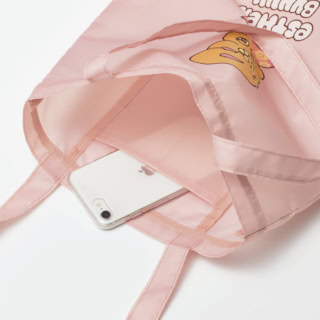 内側には、ポケットがひとつ付いていてスマホもサッと取り出せる。