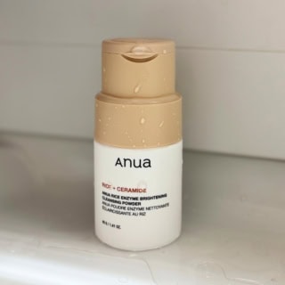 売り切れ状態が続いていた大注目アイテム!お米&セラミド配合で、毛穴汚れやザラつきをやさしくオフしながら、透明感あふれる素肌へ導いてくれます。ライスエンザイムブライトニングクレンジングパウダー 40g ¥2,300(アヌア)