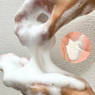 パウダーに水を加えると、少し粘りのあるもっちり濃密な泡に変化!肌に吸い付くように密着して毛穴汚れをしっかりキャッチ。洗い流した瞬間から、触りたくなるようなツルツル&もちもち肌を実感できます。