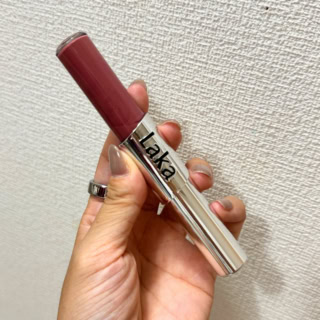 リップとグロスが一体になった優れもの!しっかり乾かせば飲み物を飲んでも色移りせず、美しい発色が長時間キープできます。基本はシックなマット、気分を変えたい時はジェルを重ねてツヤ唇にチェンジできる万能コスメ。パーフェクトツインリップ 909 ギルティモーヴ ¥2,482(ラカ)