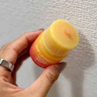 暑い時期、ポケットに入れておいても溶けたり折れたりする心配がない回して出すタイプ。必要な分だけ清潔に取り出せるのも嬉しいポイント。心地よい刺激で、お直しタイムもリフレッシュ!