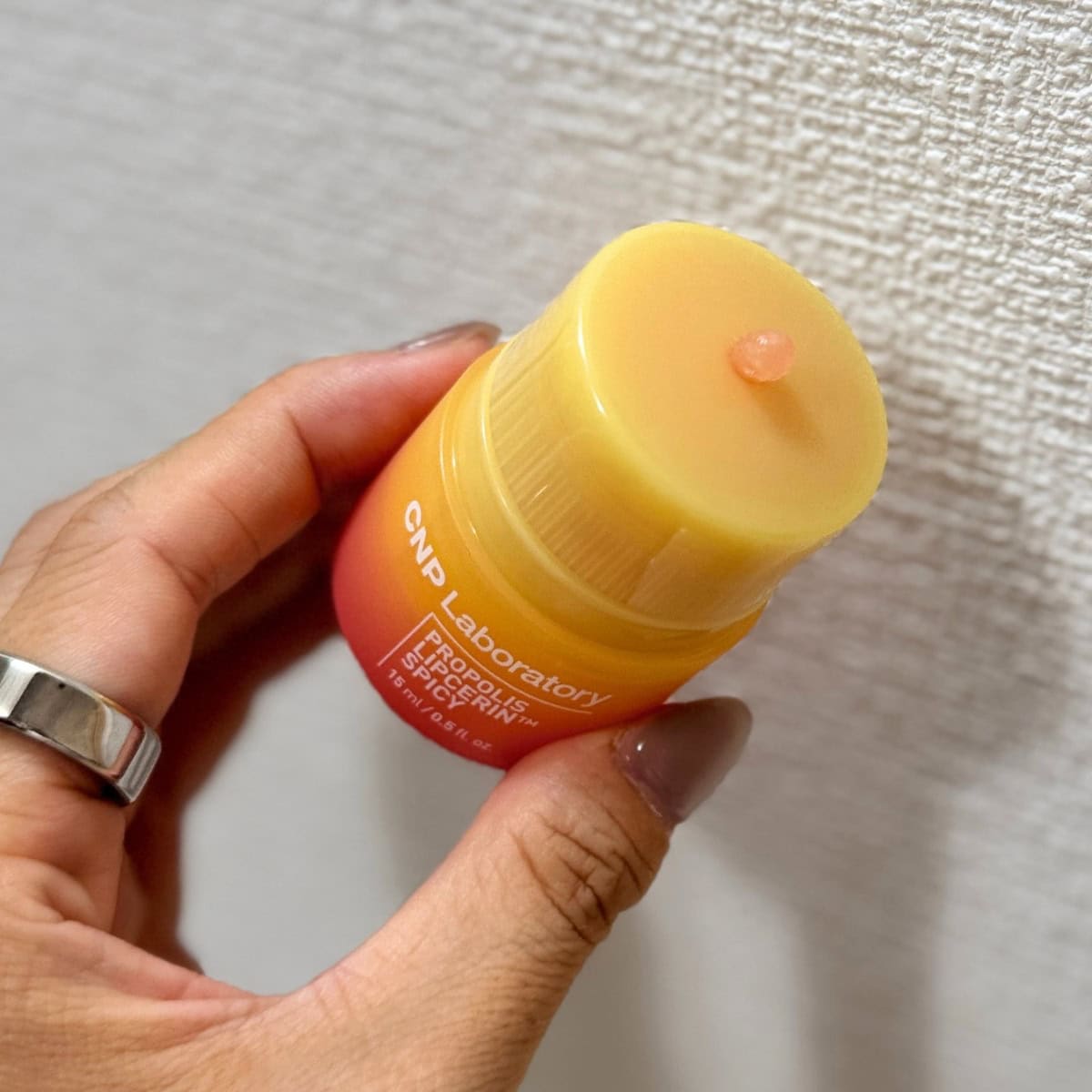 暑い時期、ポケットに入れておいても溶けたり折れたりする心配がない回して出すタイプ。必要な分だけ清潔に取り出せるのも嬉しいポイント。心地よい刺激で、お直しタイムもリフレッシュ！