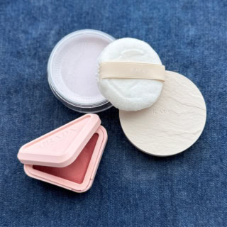 RMK ルースパウダー ブライトアップラベンダー ¥4,400(アールエムケー)、プラダ タッチ P72 ピンクダリア ¥6,930(プラダ ビューティー)
