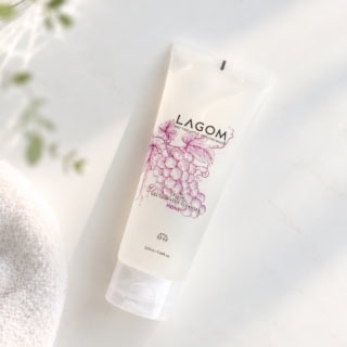LAGOM(ラゴム)の大人気朝用洗顔料『ジェルトゥウォーター クレンザー』から限定登場した「ピオーネ」の香り。毎朝惜しみなくたっぷり使える220mLの大容量サイズなのも嬉しいポイント!メイクノリの良いつるんとした透明美肌へと導いてくれます。LAGOM ジェルトゥウォーター クレンザー ピオーネ 220mL ¥2,310(ラゴム)